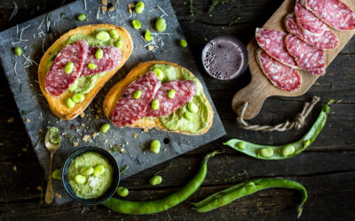 Crostoni di pane Pugliese con pesto di fave, fave crude e Salame Felino