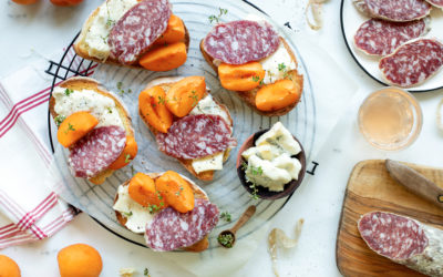 Crostini con gorgonzola dolce, Salame Felino e albicocche