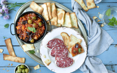 Sfogliatine croccanti ai semi di papavero con Salame Felino IGP e caponata di melanzane
