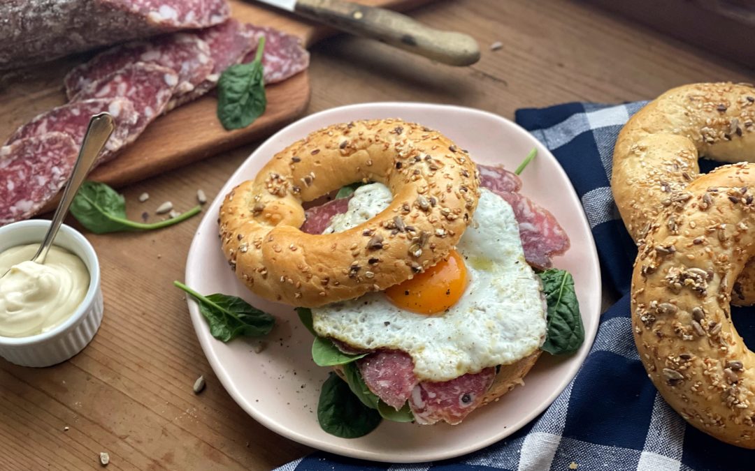 Bagel fatto in casa con uovo e Salame Felino IGP