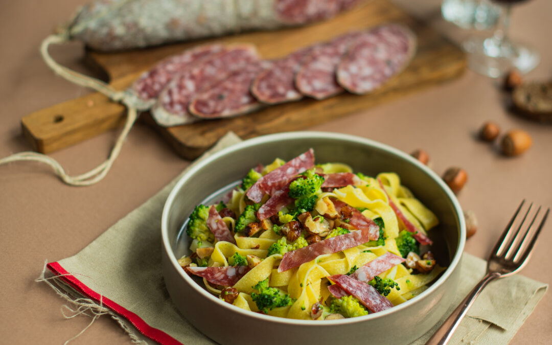 Fettuccine con broccoli, Salame Felino IGP e nocciole