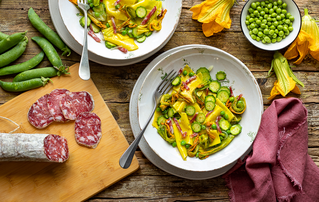 Maltagliati allo zafferano con piselli, fiori di zucca e Salame Felino IGP