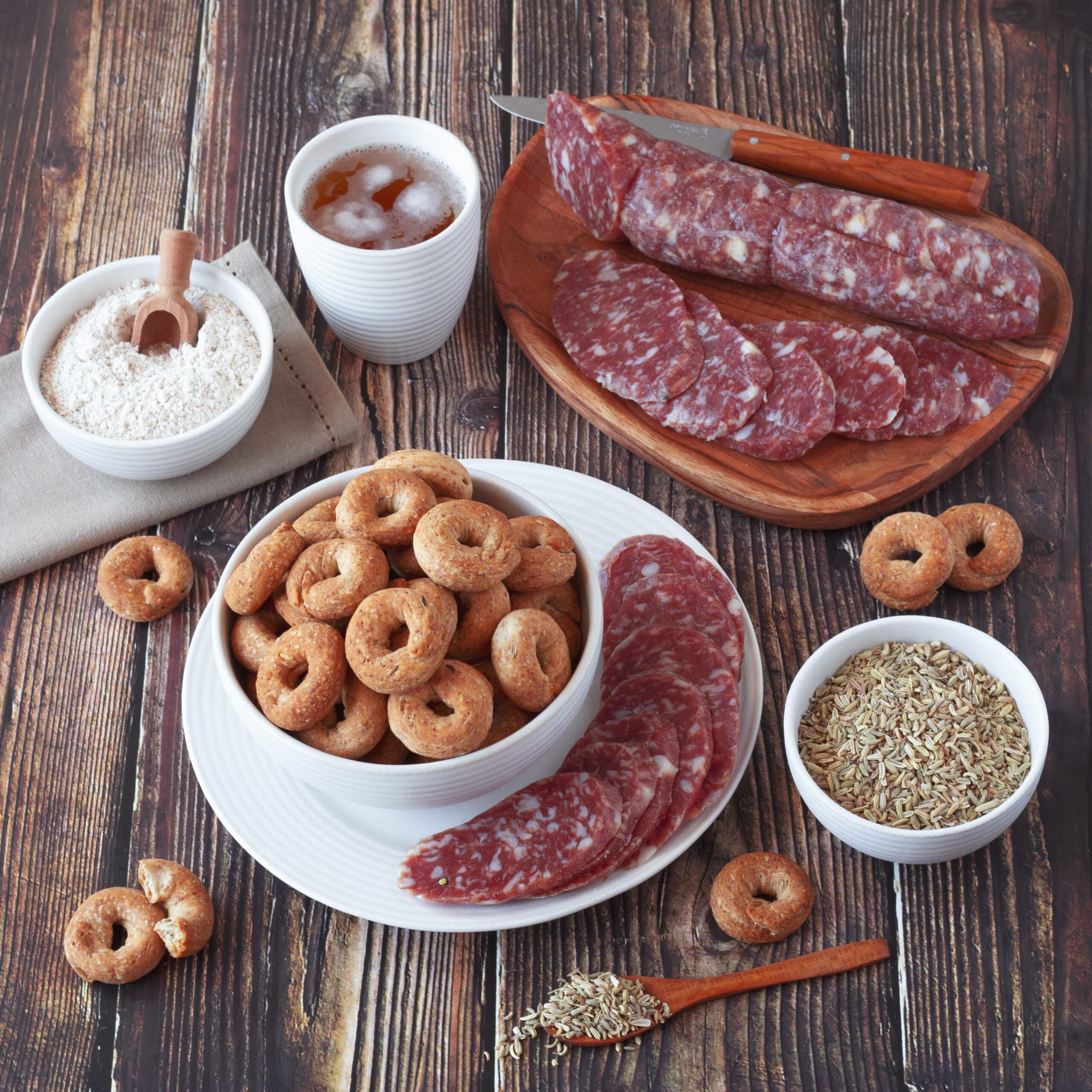 Taralli aromatici alla birra con formaggio, semi di finocchio e Salame Felino IGP